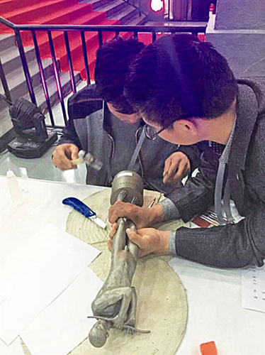 宇達(dá)集團(tuán)員工現(xiàn)場鏨刻獲獎?wù)咝彰? /></p>
<p align=